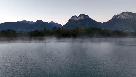 Mañana-Brumosa-De-Ensueño-En-Un-Lago-De-Montaña-En-Los-Alpes-Franceses