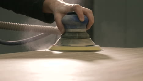 proceso de trabajo de la madera - lijado de una superficie de madera