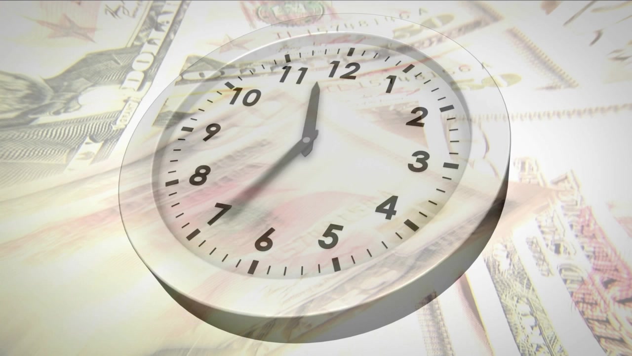 Reloj analógico en marcha girando hacia el centro mientras billetes se mueven y se desvanecen, visualizando el valor del tiempo