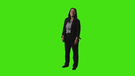 fotografía completa de una joven mujer de negocios con gafas y manos en las caderas de pie contra el fondo de la pantalla verde