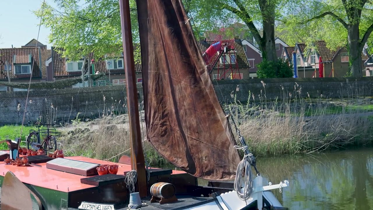 Traditionel hollandsk sejlpram fortøjet i en kanal