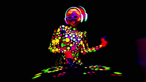 vrouwelijke disco glow dj bedekt met fluorescerende vlekken
