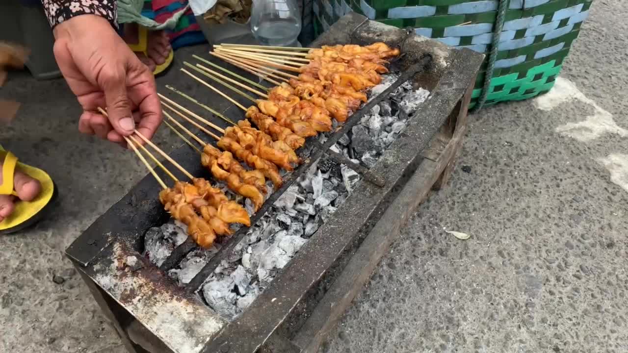 Suosittu malesialainen ja indonesialainen katuruoka Satay kypsennetään liekehtivällä grillillä.
