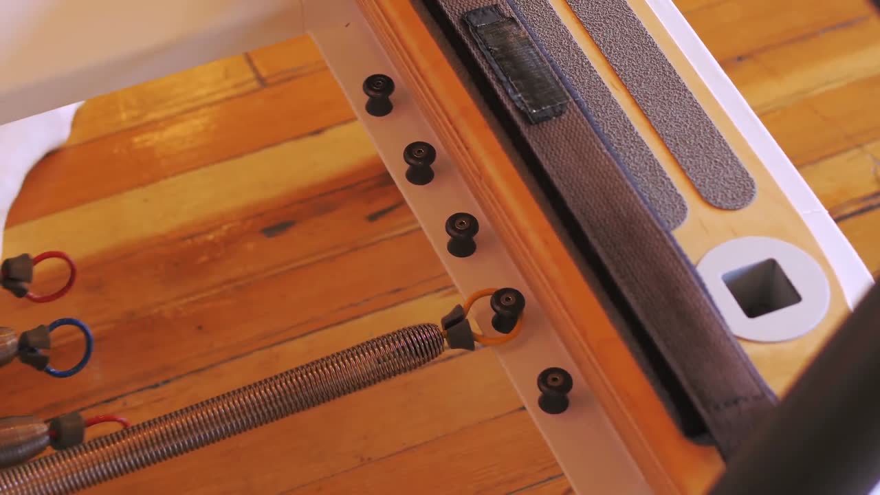 체육관 장비 를 사용 하여 운동 하는 여자