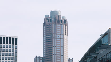 skyscraper building in downtown chicago, shot in 4k