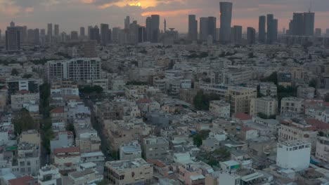 los rascacielos de tel aviv panorama del paisaje urbano al atardecer, vista aérea