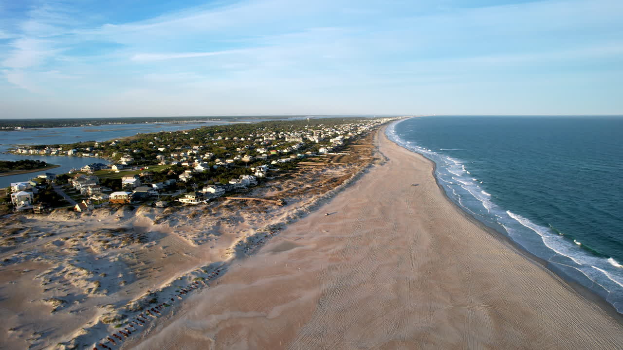 tomada amplia de drones de la costa y las casas de la playa en el punto de la isla esmeralda nc