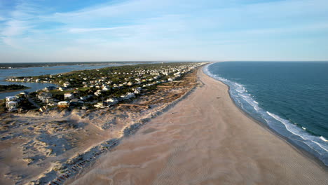 Große-Drohnenaufnahme-Von-Küsten--Und-Strandhäusern-Am-Punkt-Von-Emerald-Isle,-North-Carolina