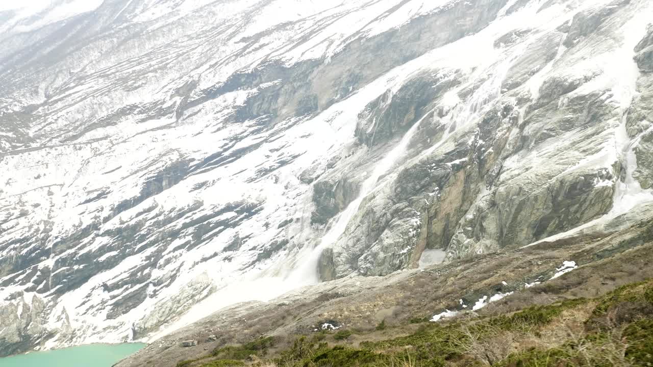 la avalancha se mueve desde la montaña de manaslu hasta el lago birendra. aproximadamente.