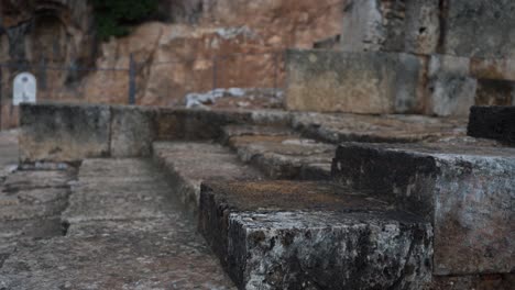 Schritte-Antike-Ruinen-Caesaria-Philippi-Israel-Archäologische-Und-Biblische-Stätte