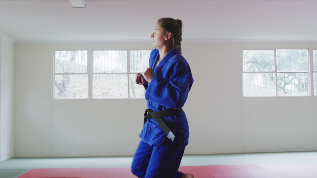 karateka pateando en el aire