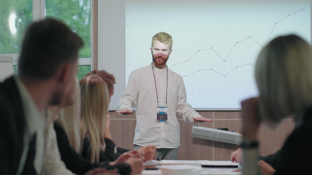 experto en el campo de los negocios y la promoción está hablando en un seminario para los principales gerentes de la empresa