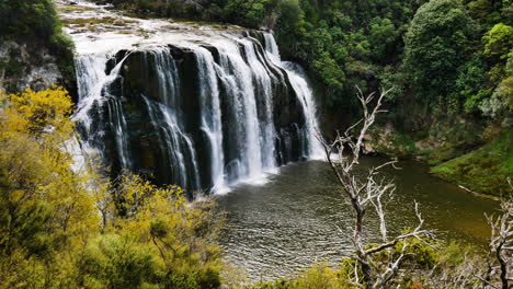 Schöne-Gigantische-Waihi-fälle,-Die-Tagsüber-Im-Herbst-In-Einen-Natürlichen-Bach-Fallen---Neuseeland,-Landschaftsreservat