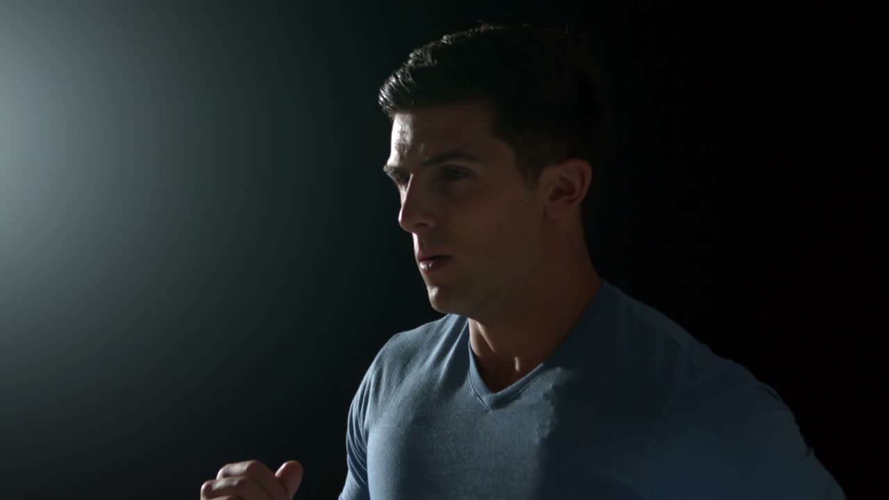 검은 바탕에서 조하는 건강한 남자