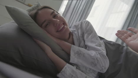 mujer relajándose en la cama