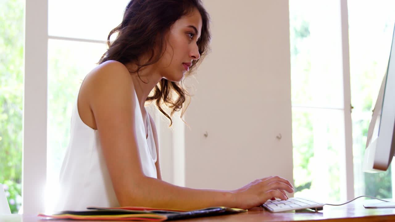 mujer sin sonrisa usando una computadora