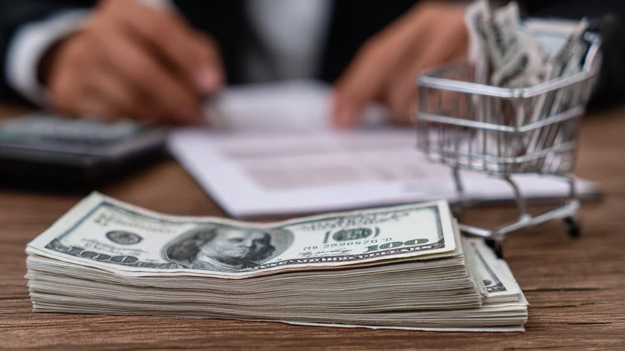 Um Exame Detalhado de Transações Financeiras: Pilhas de Dinheiro e Investimentos Capturados em um Cenário Profissional