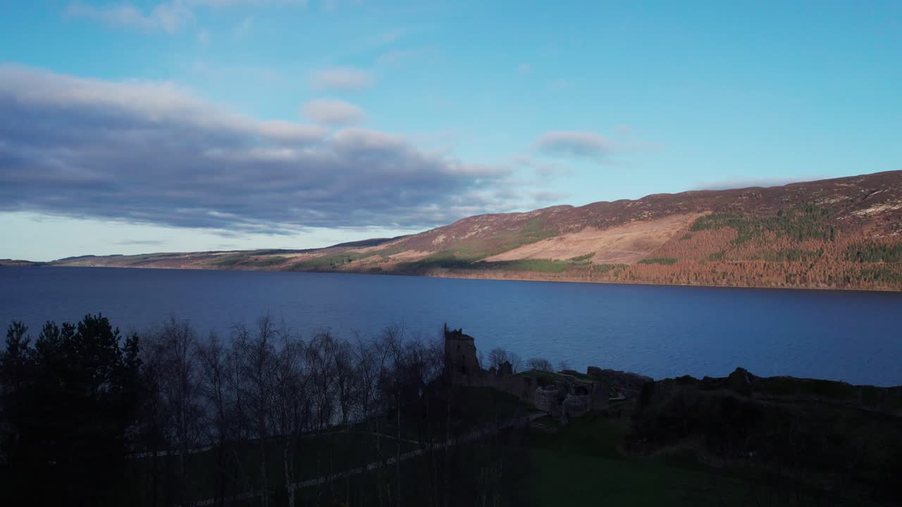 스코틀랜드 네스호 기슭에 있는 어쿼트 성의 하강 샷