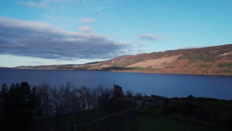 Descending-shot-of-Urquhart-Castle-on-the-shore-of-Loch-Ness,-Scotland