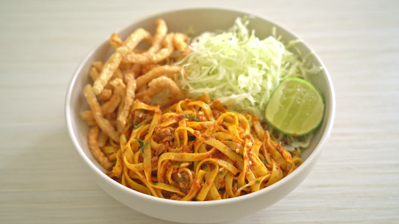 fideos chinos de yunnan o kwa meng - estilo de comida asiática