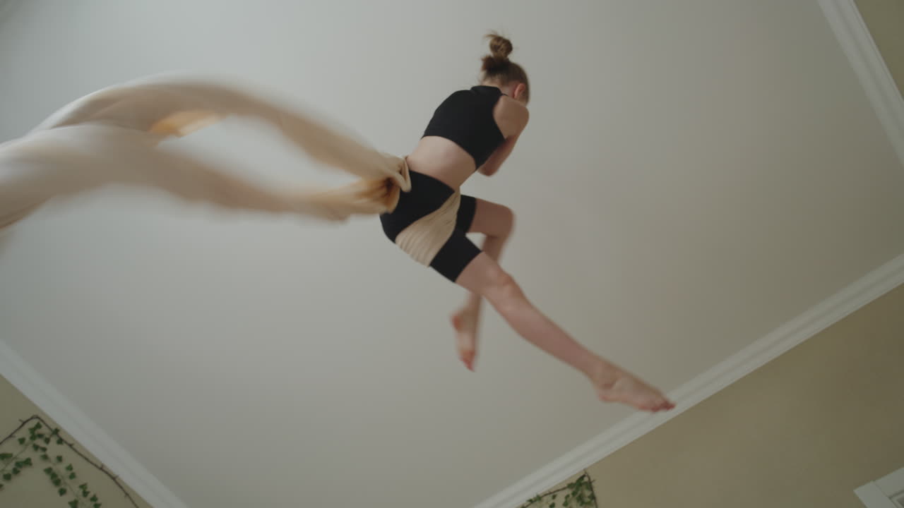 공중 실크를 하는 소녀