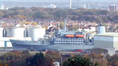 El-Buque-De-Guerra-Fort-Austin-Grey-Royal-Navy-Atracó-En-El-Astillero-De-Birkenhead-Para-Su-Renovación