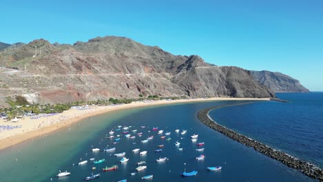 das meer mit kleinen booten in tenerife