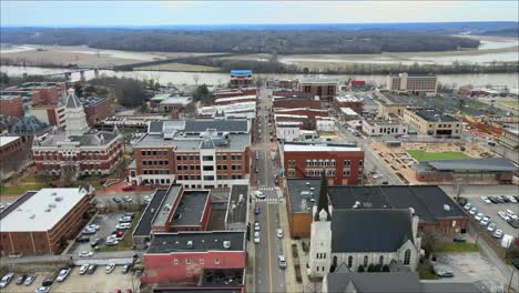 hoch über der franklin street in clarksville, tennessee fliegen