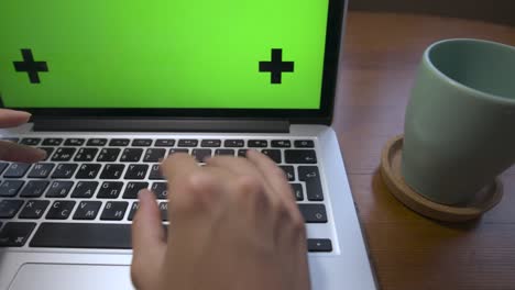 manos de mujer escribiendo y desplazándose en un trackpad en un ordenador portátil ordenador portátil de primer plano. puntos de seguimiento con un alfiler de perspectiva en ángulo. oficina en casa y trabajo remoto