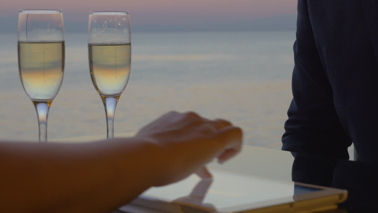 테이블에서 남자가 여자의 손을 흔들고 거래를 합니다.