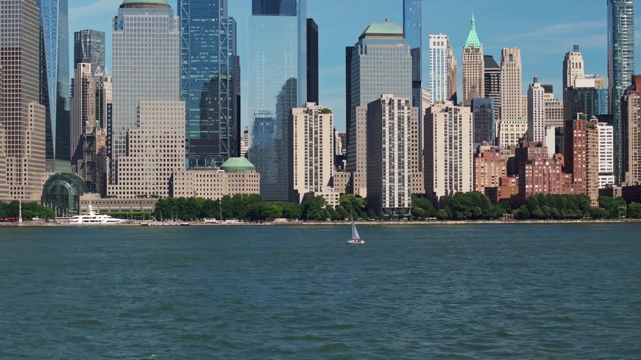 Vista serena e tranquila do calçadão do Parque Hudson River com os arranha-céus da cidade de Nova York ao fundo