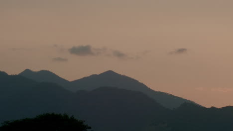 Wind-flowing-through-a-valley-between-mountains,-rumbling-leaves-with-a-relaxing-white-noise