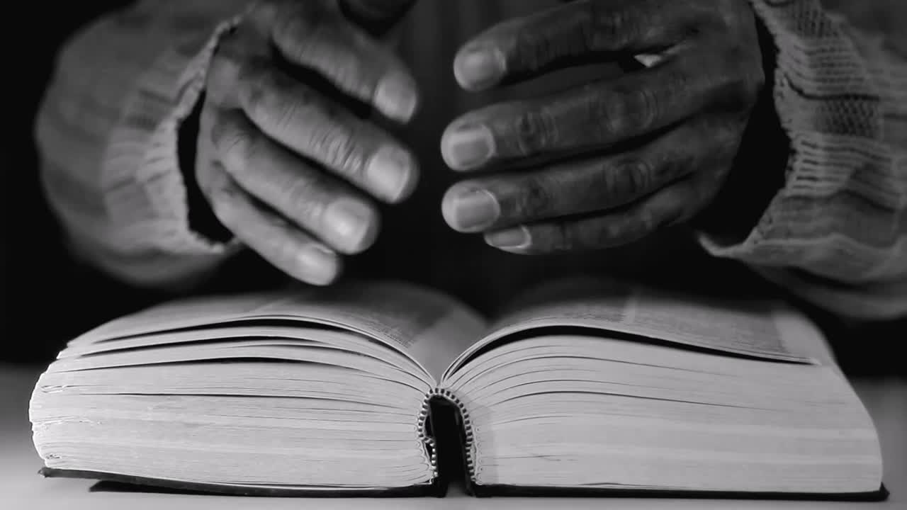 orar a dios con la biblia fielmente adorar con la gente imágenes de stock video de stock