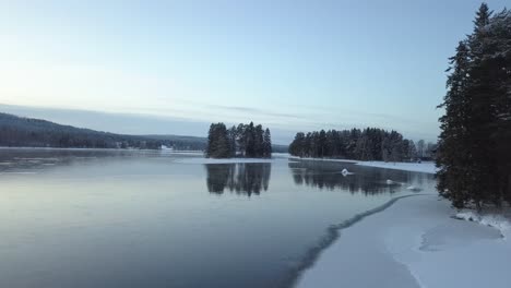 Río-Frío-En-Stugun,-Suecia-Durante-Un-Frío-Invierno-En-Diciembre,-Filmado-Con-Un-Dron