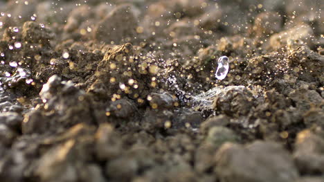 Gotas-De-Agua-Cayendo-Sobre-La-Tierra-Del-Suelo-En-La-Granja