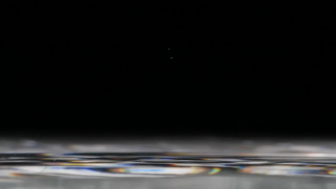 물방울이 튀고 표면에 튀는 슬로우 모션 극단적인 근접 촬영