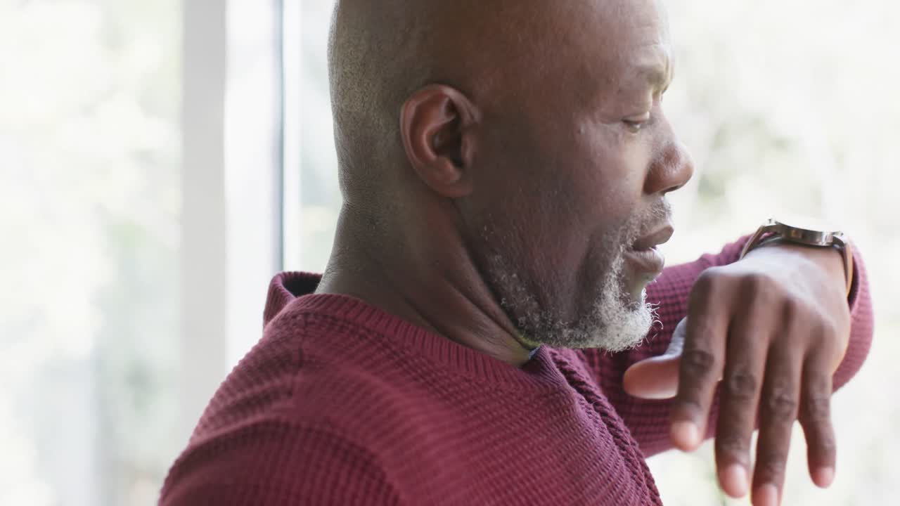집 의 창문 밖 을 바라보는 사려 깊은 아프리카계 미국인 노인, 슬로우 모션