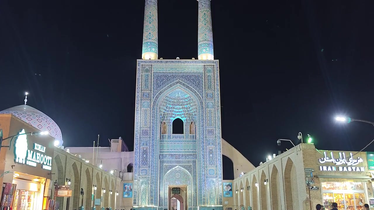 İran'daki Yezd Cuma Camii'nin Gece Manzarası