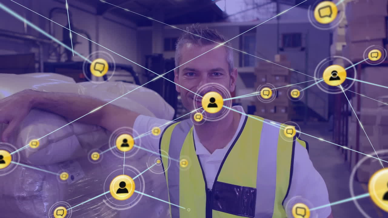 Animation af netværk af digitale ikoner over en kaukasisk mandlig medarbejder, der smiler på lageret