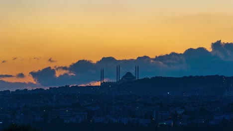 Timelapse-De-Una-Mezquita-Al-Amanecer-En-Estambul,-Con-Nubes-Que-Se-Mueven-Rápidamente,-Turquía