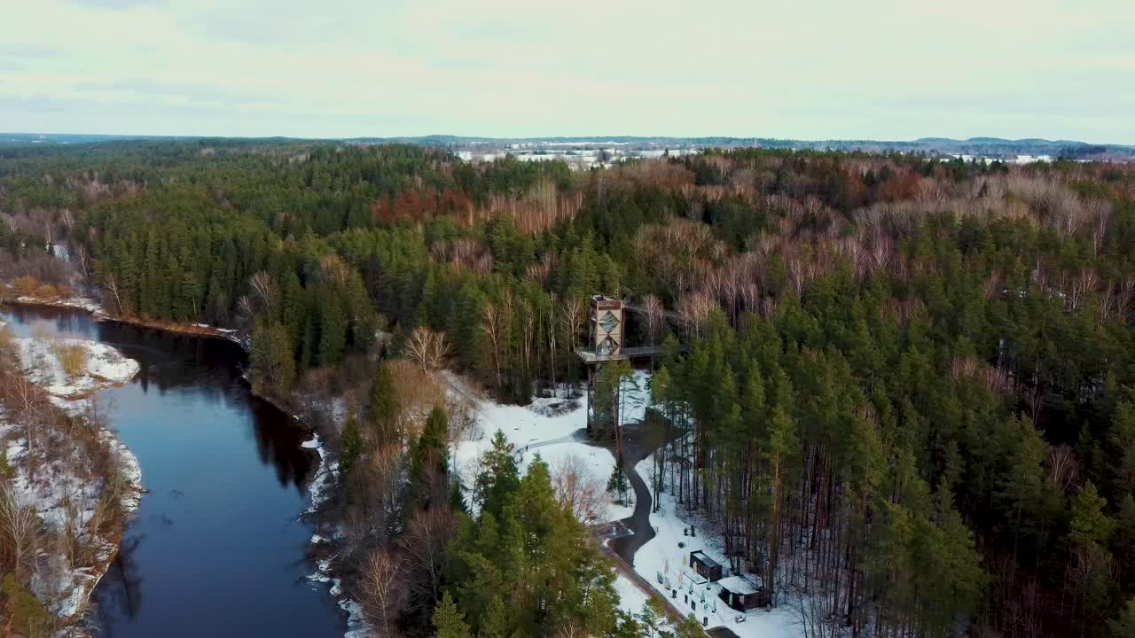 vista aérea de anyksciai laju takas, complejo de senderos para caminar en la copa de los árboles con una pasarela, un centro de información y una torre de observación, ubicado en anyksciai, lituania cerca del río sventoji