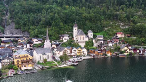 Vista-De-Drones-Del-Pueblo-De-Montaña-Austriaco-Hallstatt-Y-El-Lago-Hallstatter