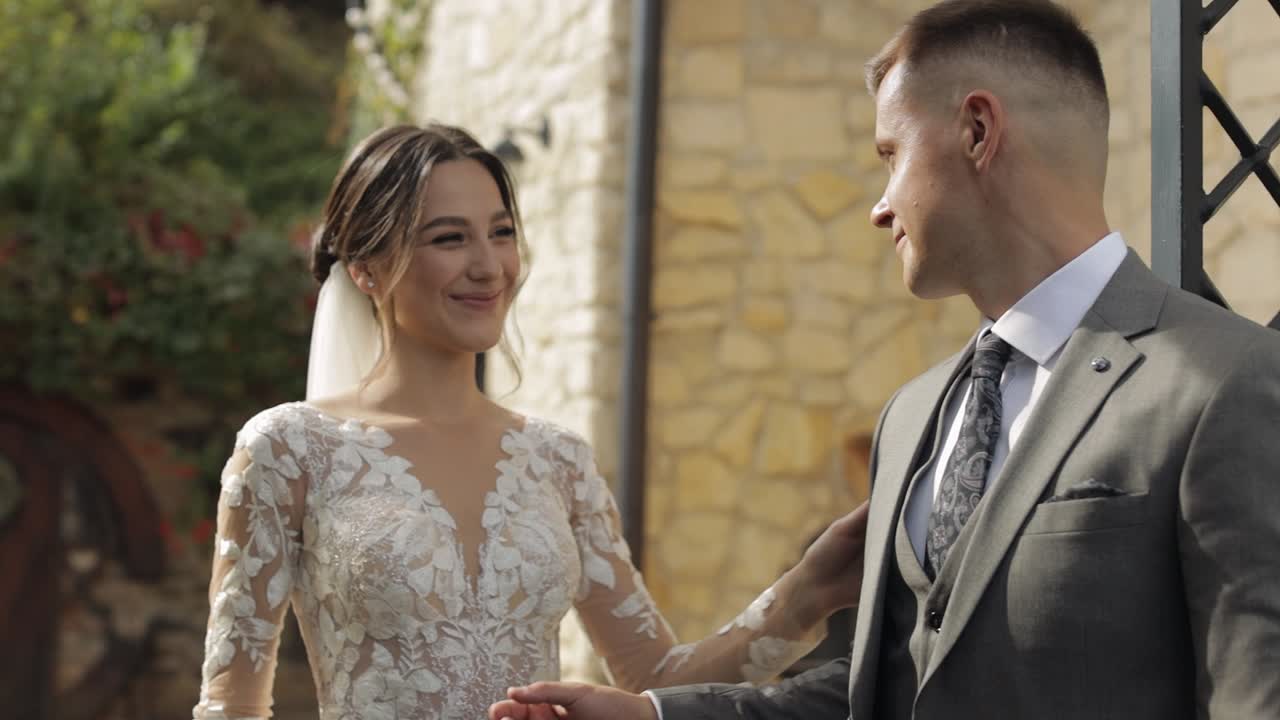 사랑스러운 신혼부부 백인 신부가 공원에서 신랑을 포옹하고 키스하고, 결혼 부부가 가족 포옹