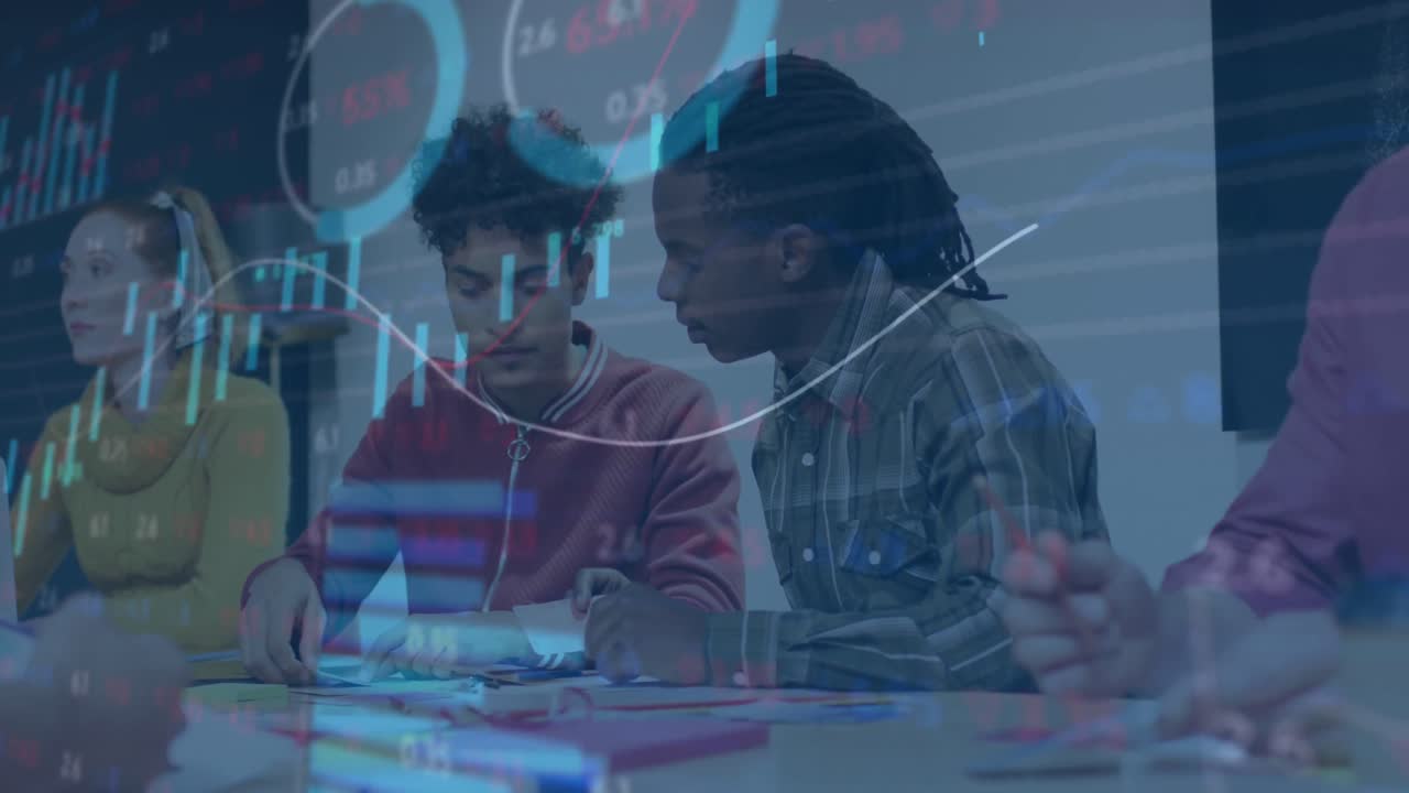 animación de múltiples gráficos y tablero de negociación sobre diversos compañeros de trabajo que comparten ideas en la oficina