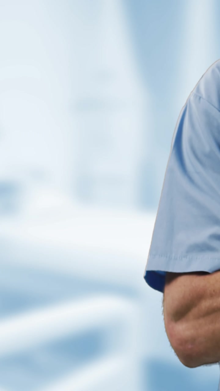 Animazione di medico maschio caucasico su sfondo blu sfocato