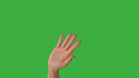 mujer agitando la mano sobre la pantalla verde