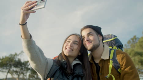 Pareja-Feliz-Tomando-Selfie-En-La-Montaña