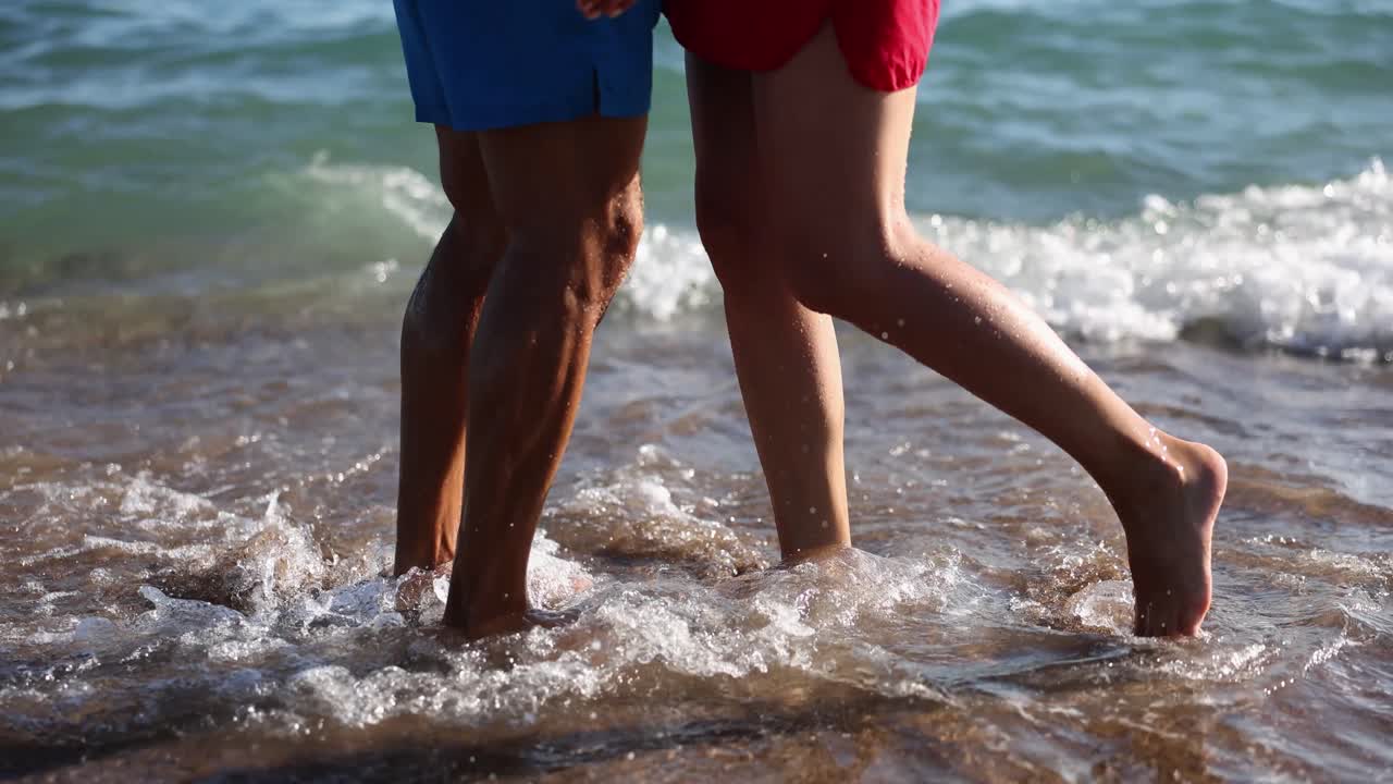Una pareja caminando por la playa.