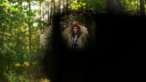 Mujer en un bosque