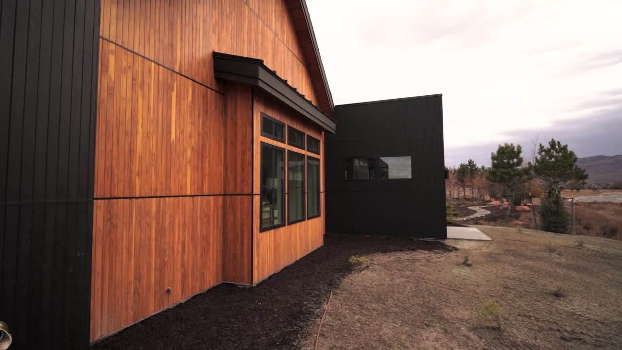 exterior de una cabina de cedro de lujo patio del patio trasero - revelación de panorámica